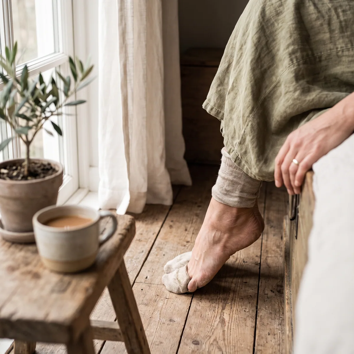 Un pied posé fermement au sol et une main sur le buste, gestes simples pour revenir au présent